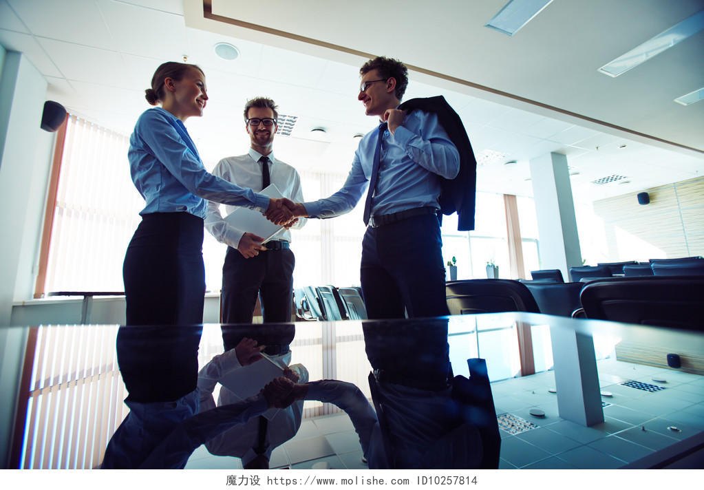 在办公室签署协定后的两个合作伙伴在握手合作团结握手企业团结团结人物合作平台商务合作握手成功人士